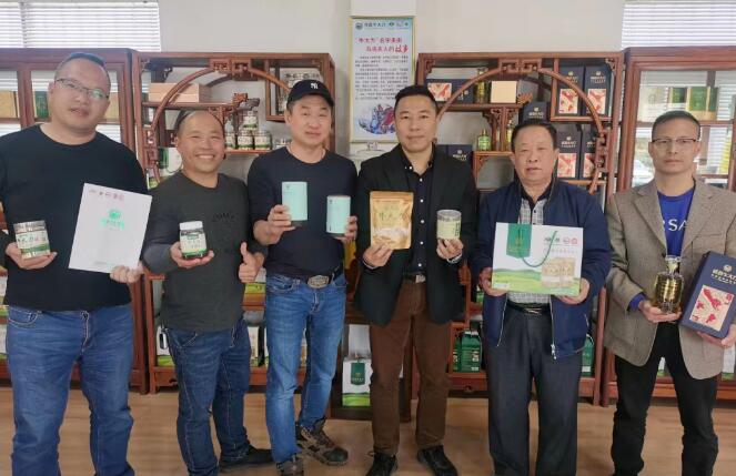 中華金廚、中國(guó)烹飪大師黃熾華師傅和“華家班”秘書(shū)處成員一行蒞臨粵森指導(dǎo)牛大力菜品研究與開(kāi)發(fā)工作。